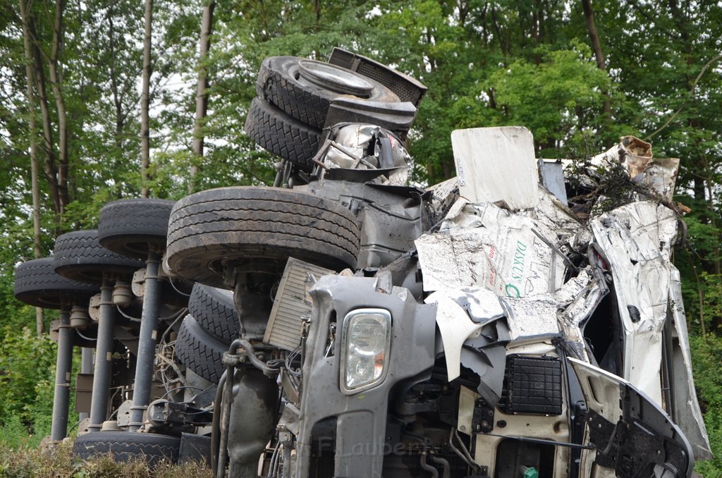 LKW umgestuerzt A 1 Rich Saarbruecken P086.JPG